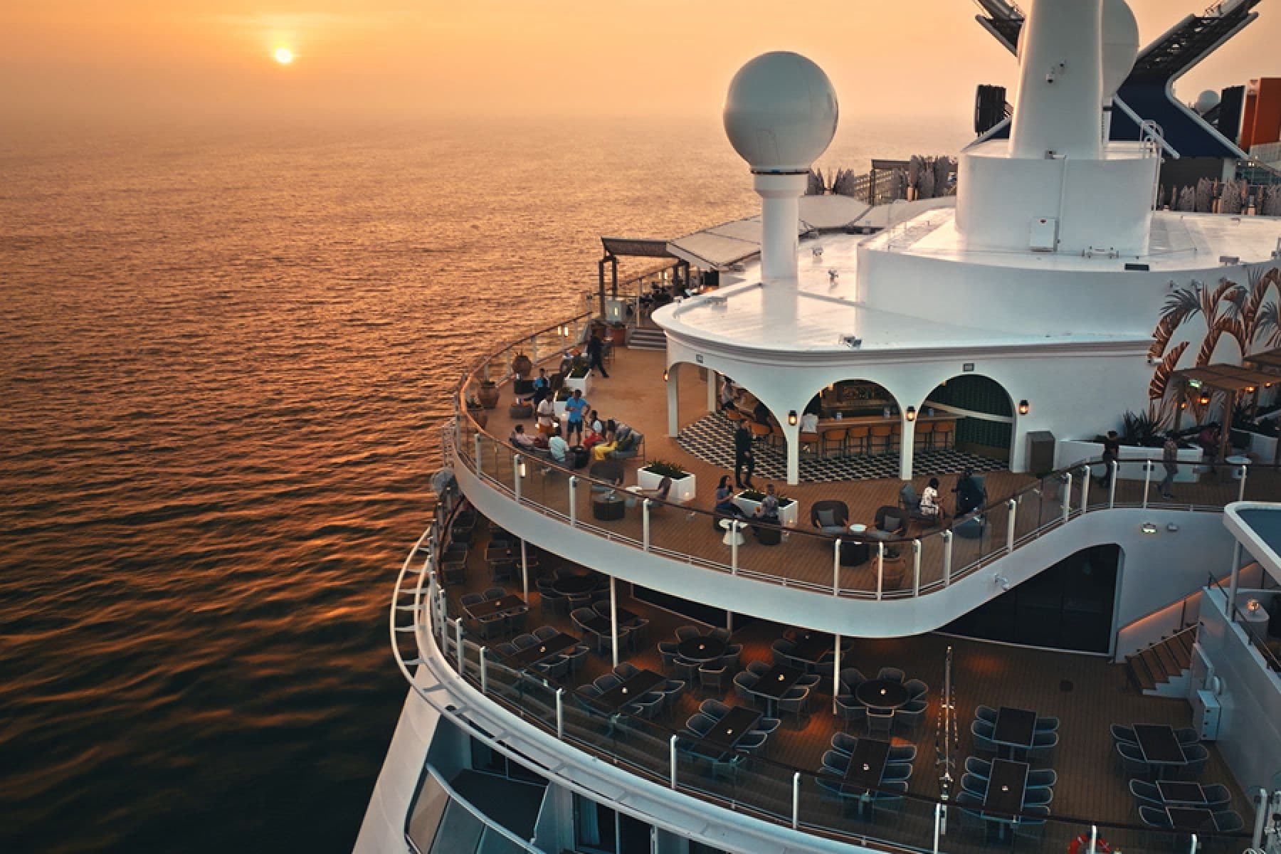 sunset bar на борту Celebrity Beyond