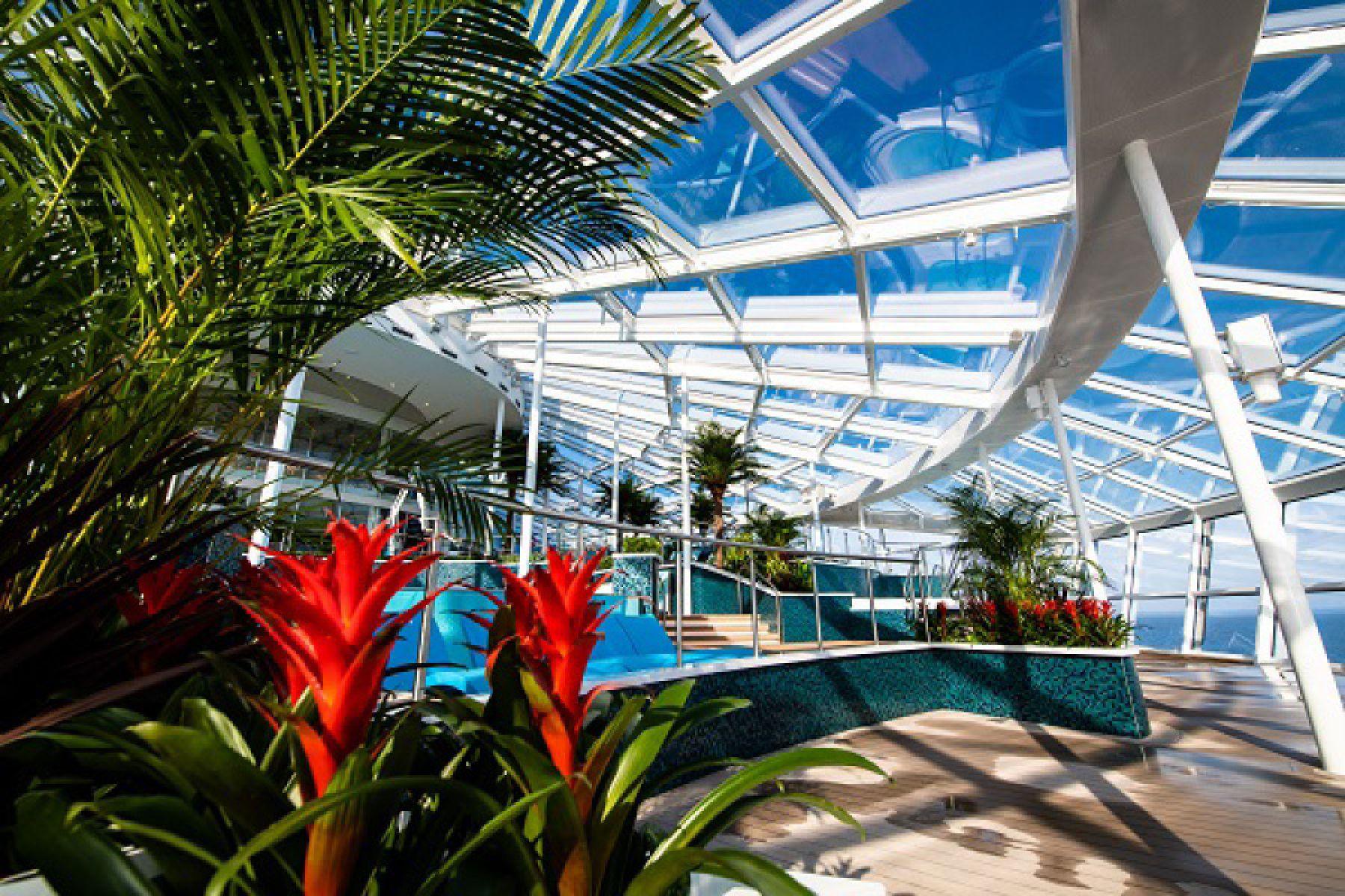 Крытый бассейн на Spectrum of the Seas